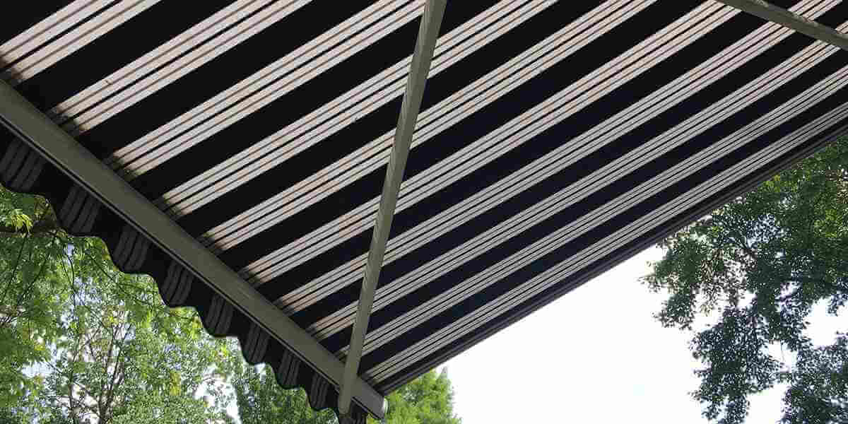 are retractable awnings good for rain